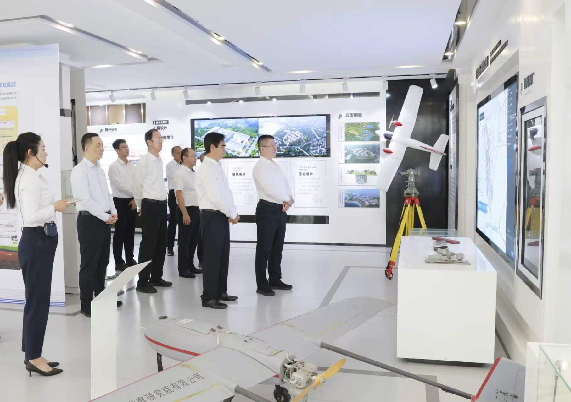 李仲澤參觀中冶武勘企業(yè)展廳