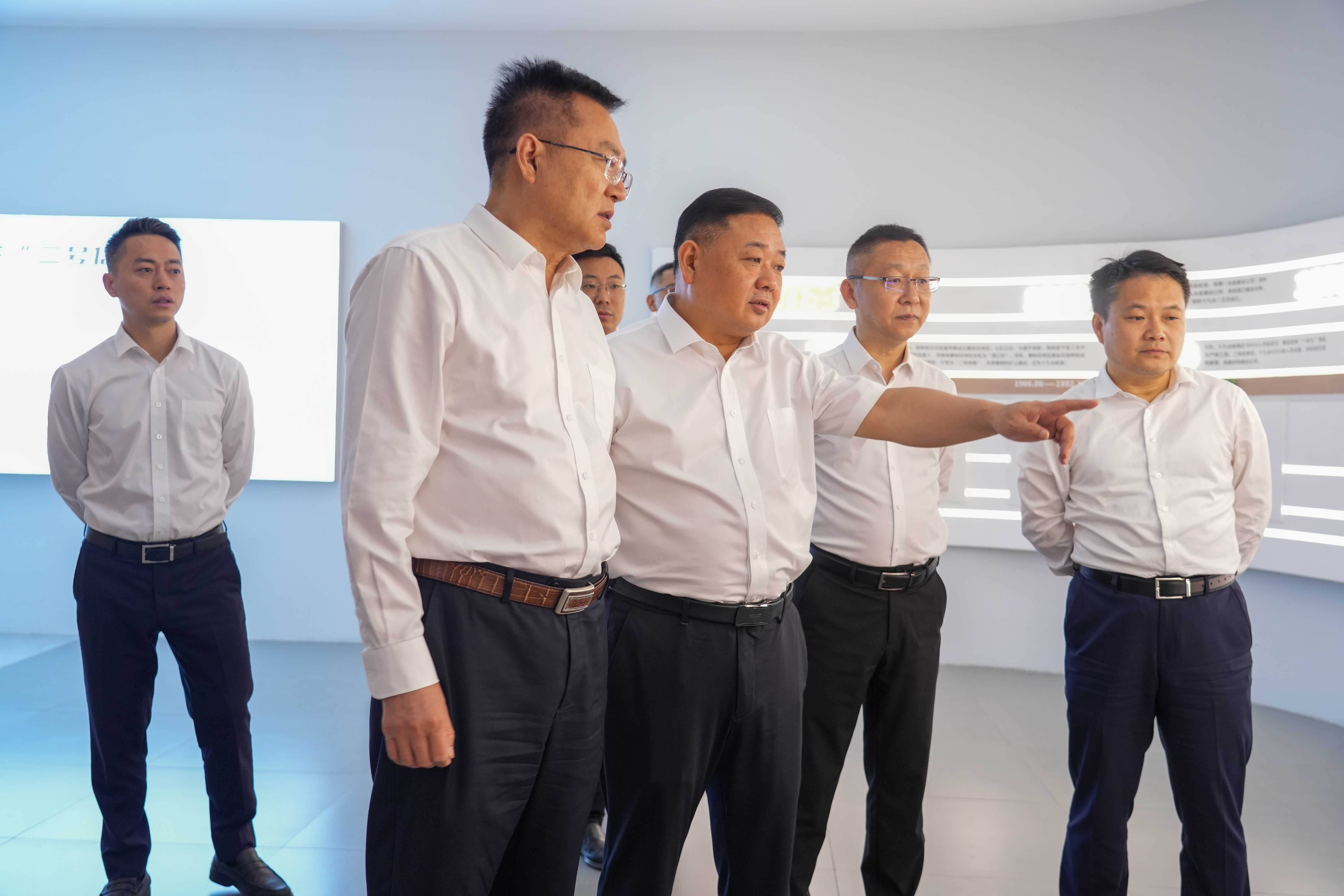 陳陽參觀中國十九冶展示廳