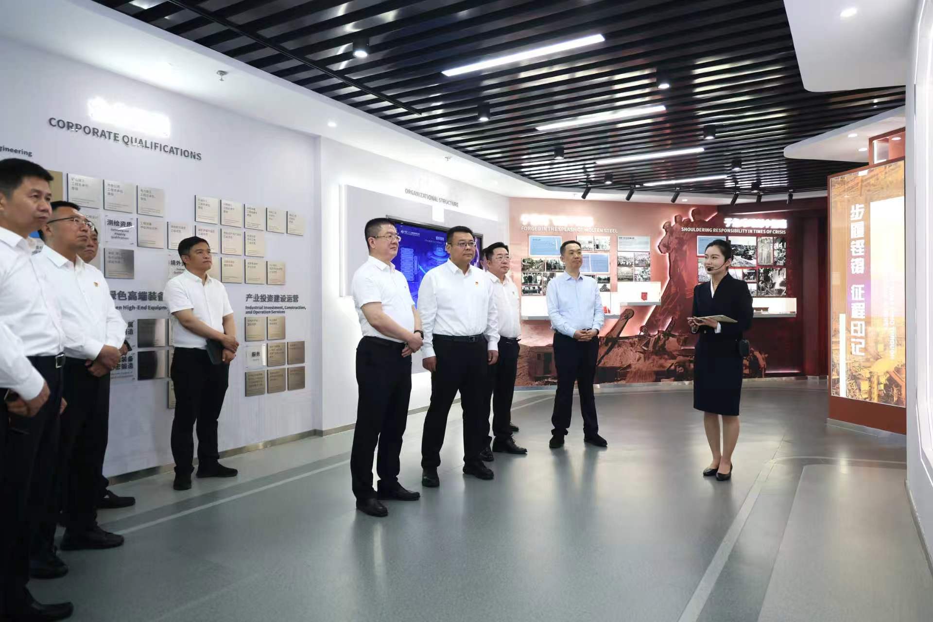 李仲澤參觀中國二十二冶企業(yè)展廳
