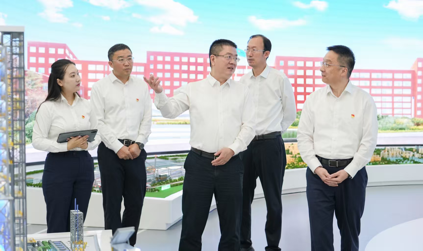李仲澤參觀中冶京誠企業(yè)展廳