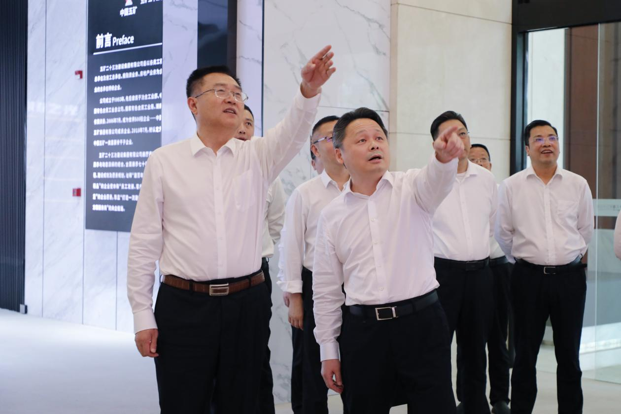 陳陽參觀中國五礦二十三冶企業(yè)展廳