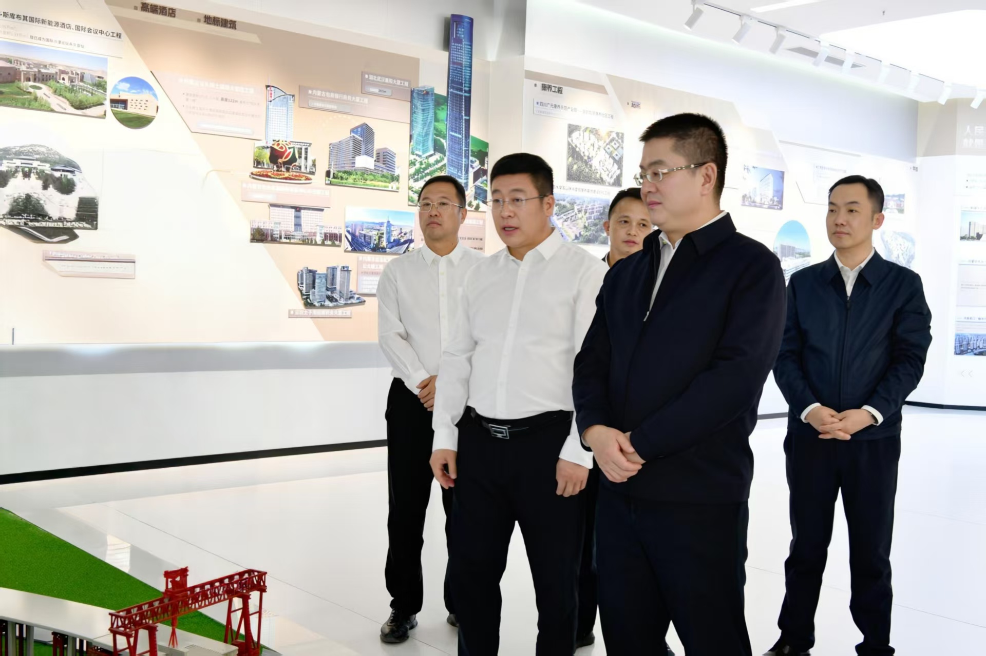 李仲澤參觀中國二冶企業(yè)展廳